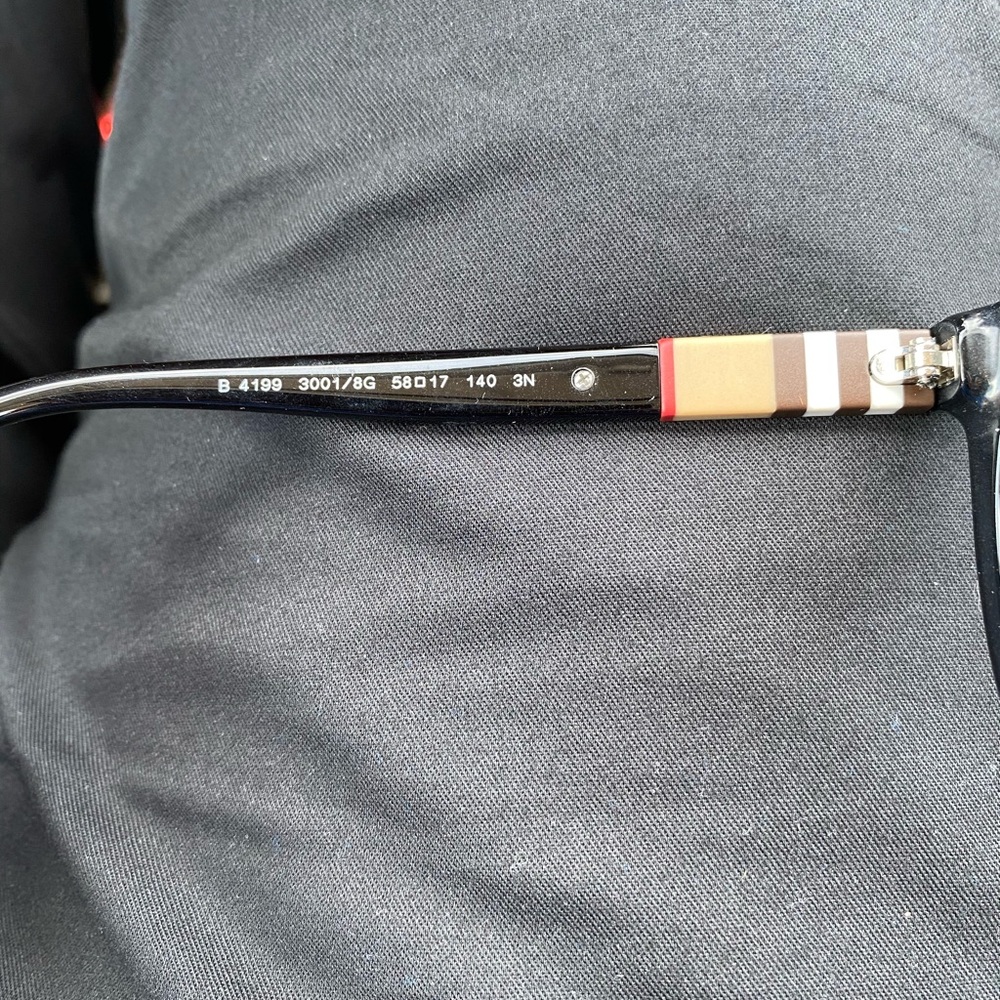 Burberry sunglasses - Picture 4 of 5